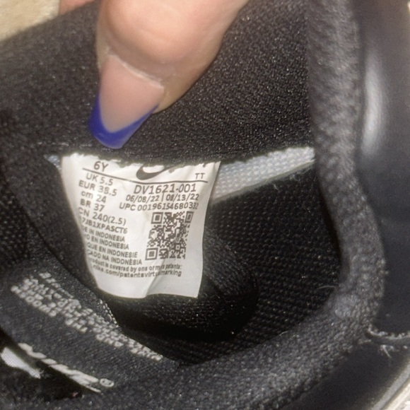 Black/White air forces not too worn 7y big kids = 8.5 in woman’s - Picture 2 of 4